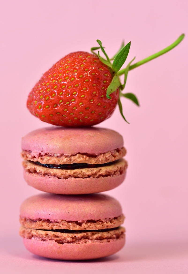 macrons with strawberry